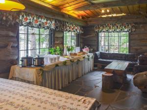 un soggiorno con bar in una baita di tronchi di Holiday Home Puuhamaa by Interhome a Siikakämä