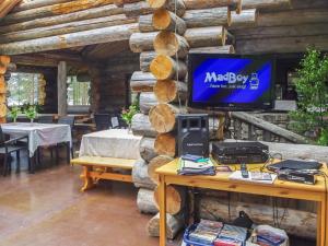 una televisione su un tavolo in una baita di tronchi di Holiday Home Puuhamaa by Interhome a Siikakämä Altre 22 foto