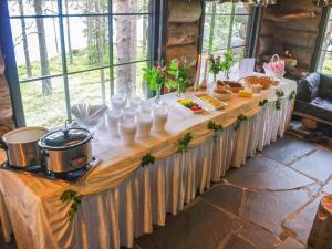 un lungo tavolo con sopra del cibo di Holiday Home Puuhamaa by Interhome a Siikakämä