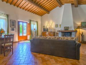 un soggiorno con divano e camino di Holiday Home Cedri Alti-4 by Interhome ad Ambra