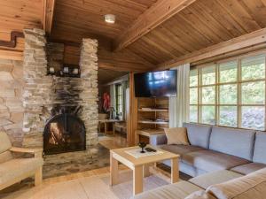 TV a/nebo společenská místnost v ubytování Holiday Home Konnusmaja by Interhome