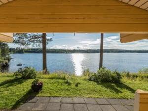 レッパヴィルタにあるHoliday Home Konnusmaja by Interhomeの家の玄関から湖の景色