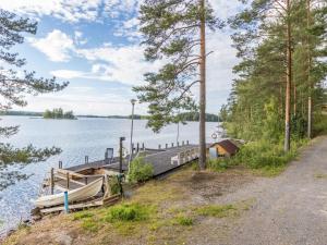 un muelle con un barco junto a un lago en Holiday Home Konnusmaja by Interhome, en Leppävirta