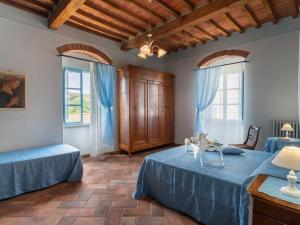 - une chambre avec 2 lits et 2 fenêtres dans l'établissement Holiday Home Santa Lucia by Interhome, à Castiglion Fiorentino