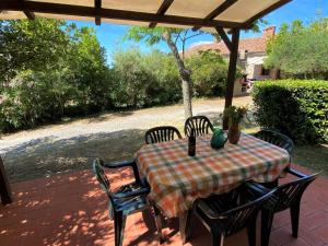 una mesa con sillas y un mantel en el patio en Holiday Home Orso by Interhome, en Riparbella