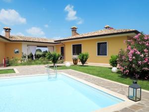 Bazén v ubytování Holiday Home Borgo Sacramento by Interhome nebo v jeho okolí