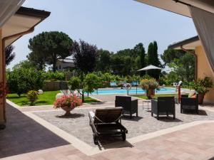Bazén v ubytování Holiday Home Borgo Sacramento by Interhome nebo v jeho okolí