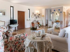 TV a/nebo společenská místnost v ubytování Holiday Home Borgo Sacramento by Interhome