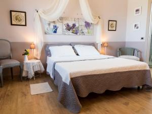 Postel nebo postele na pokoji v ubytování Holiday Home Borgo Sacramento by Interhome