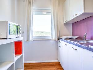 Kuchyň nebo kuchyňský kout v ubytování Apartment File-2 by Interhome