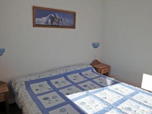 een slaapkamer met een bed en een foto aan de muur bij Appartement Méribel, 2 pièces, 5 personnes - FR-1-182-139 in Méribel