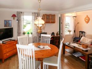 una cucina e una sala da pranzo con tavolo e sedie di Holiday Home Soltun - FJH633 by Interhome a Flygansvær