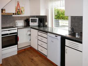 Kjøkken eller kjøkkenkrok på Holiday Home Soltun - FJH633 by Interhome