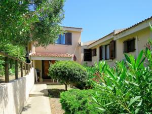 una casa con giardino di fronte di Apartment Il Borgo - PCR215 by Interhome a Villaputzu