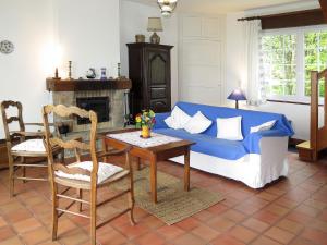 モルガにあるHoliday Home Les Embruns by Interhomeのリビングルーム(青いソファ、テーブル付)