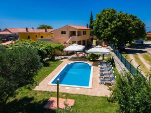 einen externen Blick auf eine Villa mit einem Pool in der Unterkunft Holiday Home Villa San Giacomo - KST416 by Interhome in Tinjan