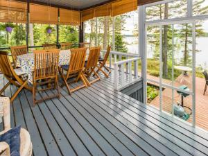 uma varanda com tela, mesa e cadeiras em Holiday Home Ranta-iivari by Interhome em Lohja mais 29 fotografias