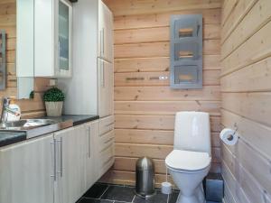 uma casa de banho com um WC e um lavatório em Holiday Home Haltinsaana by Interhome em Kilpisjärvi