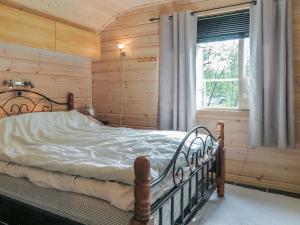 キルピスヤルヴィにあるHoliday Home Haltinsaana by Interhomeの窓付きの部屋にベッド付きのベッドルーム1室があります。