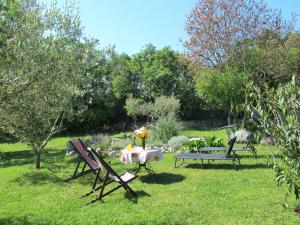 ogród ze stołem i krzesłami w trawie w obiekcie Holiday Home Gloria - RCA220 by Interhome w mieście Krnica
