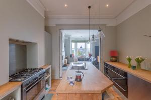 une cuisine avec une table et une cuisinière dans l'établissement Elegant Seaview Apartment, à Bangor