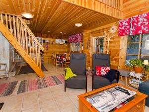 uma sala de estar com uma escada num chalé de madeira em Holiday Home Purnukka by Interhome em Kolinkylä