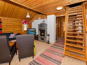 uma sala de estar com um sofá e uma lareira em Holiday Home Purnukka by Interhome em Kolinkylä