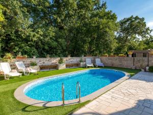 Bazén v ubytování Holiday Home Mikac by Interhome nebo v jeho okolí