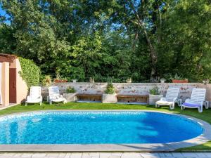 Bazén v ubytování Holiday Home Mikac by Interhome nebo v jeho okolí