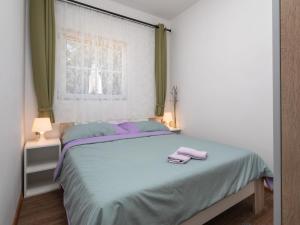 Postel nebo postele na pokoji v ubytování Holiday Home Mikac by Interhome