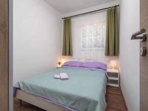 Postel nebo postele na pokoji v ubytování Holiday Home Mikac by Interhome