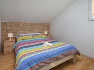 Postel nebo postele na pokoji v ubytování Holiday Home Mikac by Interhome