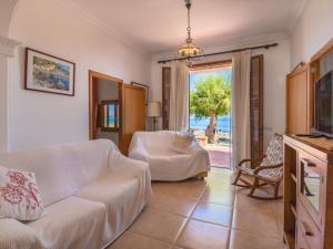 TV a/nebo společenská místnost v ubytování Holiday Home Sa Marina by Interhome