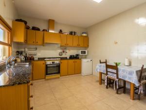 Kuchyň nebo kuchyňský kout v ubytování Holiday Home Sa Marina by Interhome