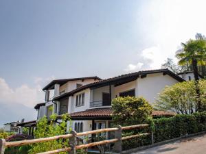 PiazzognaにあるApartment Residence Miralago Apt-A10 by Interhomeの白い家