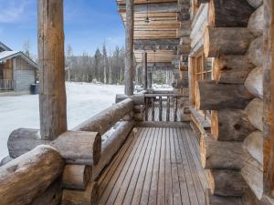 盧卡的住宿－Holiday Home Mäentähti b by Interhome，雪地里的小木屋甲板