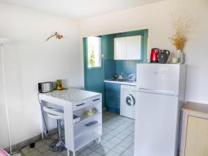 een keuken met een witte koelkast en een wastafel bij Apartment Résidence Les Sangliers by Interhome in Saint-Raphaël