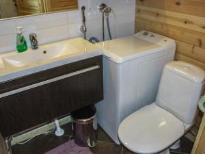 Et badeværelse på Holiday Home Heikkalan helmi by Interhome