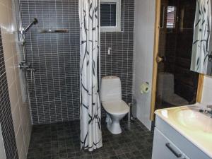 ein Bad mit einem WC, einem Waschbecken und einer Dusche in der Unterkunft Holiday Home Heikkalan helmi by Interhome in Ruka