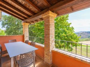 patio con mesa y sillas en el balcón en Apartment I Due Carpini-3 by Interhome, en Citta' Sant'Angelo