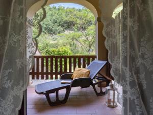ganek ze stołem i krzesłami na ganku w obiekcie Apartment Vigna La Corte-2 by Interhome w mieście Dicomano