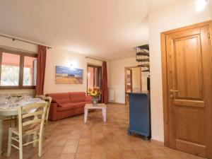 un soggiorno con divano e tavolo di Holiday Home Thermae Villa 36 by Interhome a Sorano