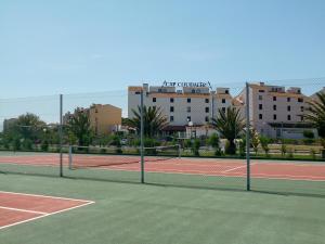 ル・バルカレスにあるApartment Coudalère-Guadeloupe-2 by Interhomeの建物のある街の前のテニスコート