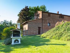 BadiaにあるHoliday Home Vecchio Mulino by Interhomeの芝鳥居のある古いレンガ造り