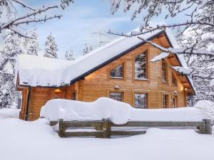 eine Blockhütte mit Schnee auf dem Dach in der Unterkunft Holiday Home Sarah dreamhome in lapland by Interhome in Kittilä
