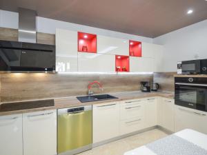 Kuchyňa alebo kuchynka v ubytovaní Apartment Mornar-5 by Interhome