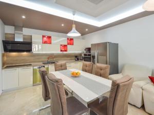 Kuchyňa alebo kuchynka v ubytovaní Apartment Mornar-5 by Interhome + 29 fotografií