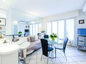 een woonkamer met een bank en een tafel bij Apartment Le Cheverny by Interhome in Cannes