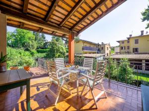 d'une terrasse avec une table et des chaises. dans l'établissement Holiday Home Casa Con Le Rose by Interhome, à San Daniele del Friuli
