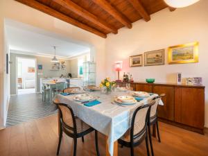 jadalnia i kuchnia ze stołem i krzesłami w obiekcie Holiday Home Casa Con Le Rose by Interhome w mieście San Daniele del Friuli